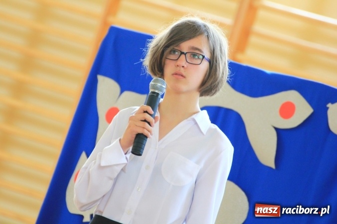 Zdjęcie w galerii na portalu naszraciborz.pl: Święto szkoły i Dzień Matki w gimnazjum w Kornowacu z promocją książki Mocni krzyżem wiadomości z regionu