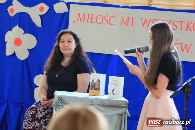 Zdjęcie w galerii na portalu naszraciborz.pl: Święto szkoły i Dzień Matki w gimnazjum w Kornowacu z promocją książki Mocni krzyżem wiadomości z regionu