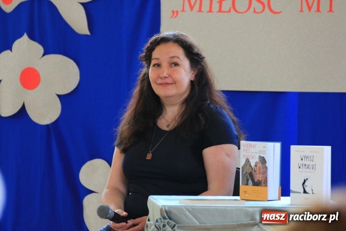 Zdjęcie w galerii na portalu naszraciborz.pl: Święto szkoły i Dzień Matki w gimnazjum w Kornowacu z promocją książki Mocni krzyżem wiadomości z regionu