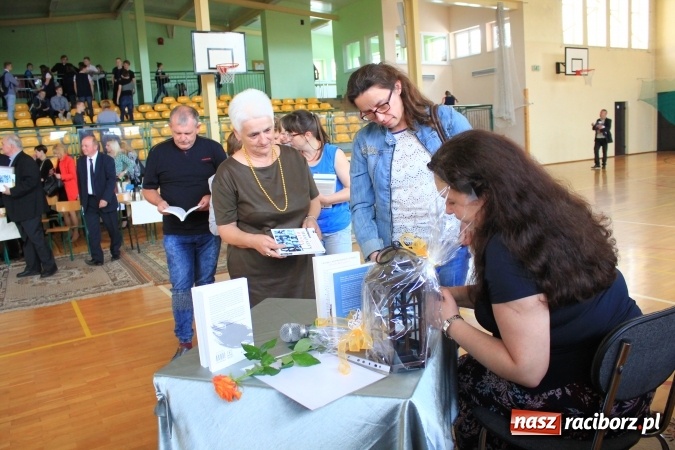 Zdjęcie w galerii na portalu naszraciborz.pl: Święto szkoły i Dzień Matki w gimnazjum w Kornowacu z promocją książki Mocni krzyżem wiadomości z regionu