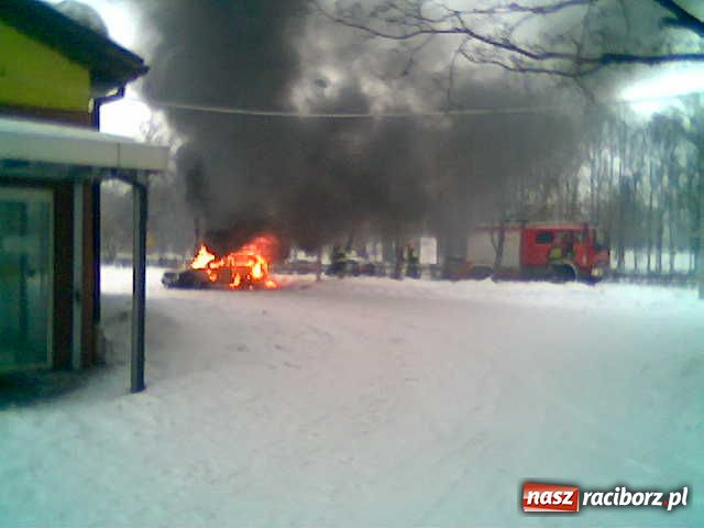 Zdjęcie w galerii na portalu naszraciborz.pl: Dwa golfy w płomieniach wiadomości z regionu