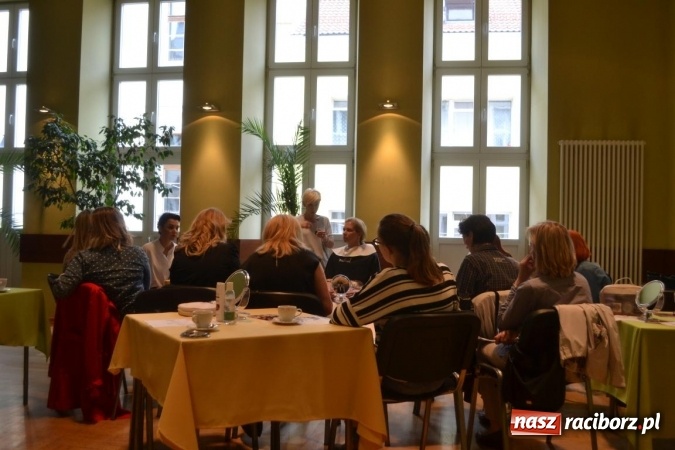 Zdjęcie w galerii na portalu naszraciborz.pl: O sztuce wizażu na warsztatach w RCK  wiadomości z regionu