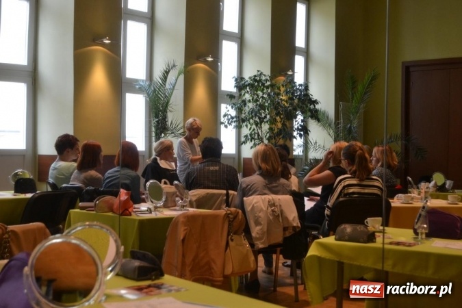 Zdjęcie w galerii na portalu naszraciborz.pl: O sztuce wizażu na warsztatach w RCK  wiadomości z regionu