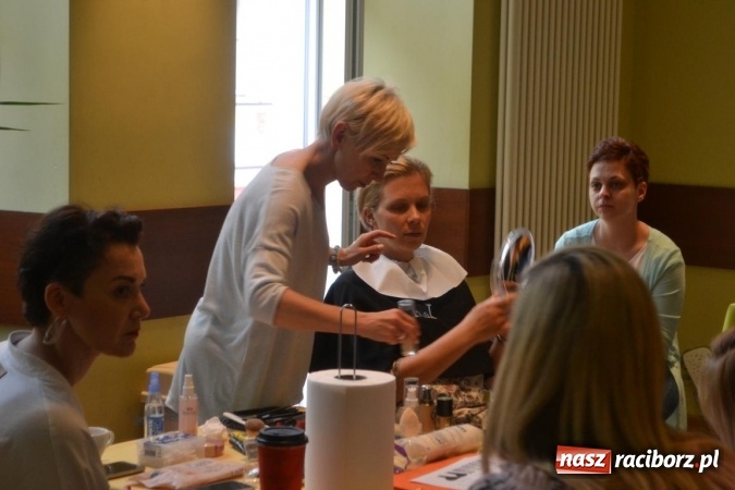 Zdjęcie w galerii na portalu naszraciborz.pl: O sztuce wizażu na warsztatach w RCK  wiadomości z regionu