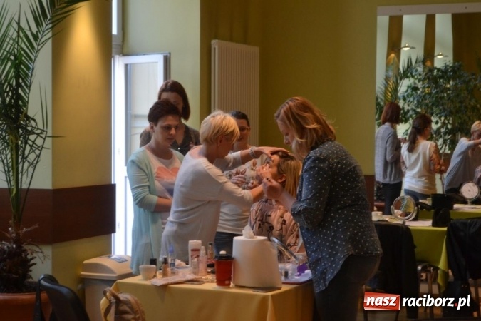 Zdjęcie w galerii na portalu naszraciborz.pl: O sztuce wizażu na warsztatach w RCK  wiadomości z regionu