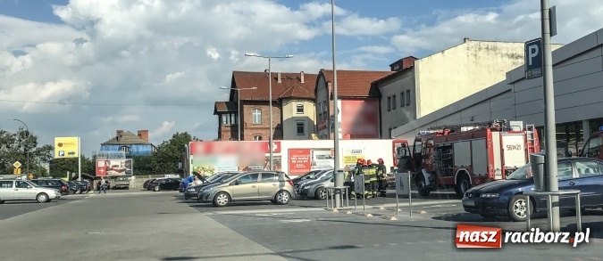 Zdjęcie w galerii na portalu naszraciborz.pl: Weekend strażaków - dziecko zamknięte w golfie, pożar BMW i ucieczka roju pszczół  wiadomości z regionu