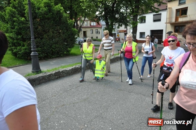 Zdjęcie w galerii na portalu naszraciborz.pl: Aktywni na pograniczu - marsz nordic walking w Krzanowicach wiadomości z regionu