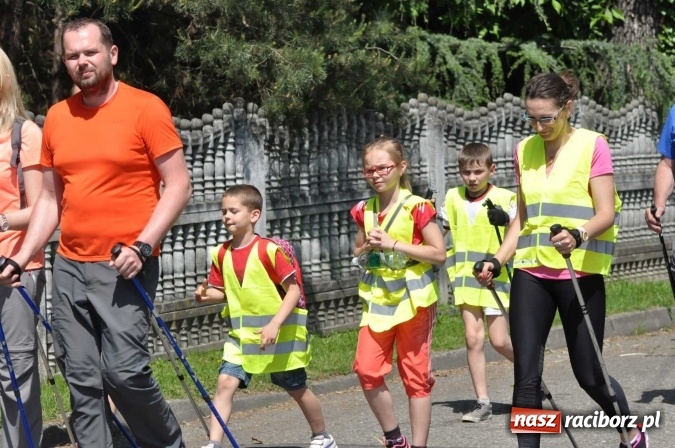 Zdjęcie w galerii na portalu naszraciborz.pl: Aktywni na pograniczu - marsz nordic walking w Krzanowicach wiadomości z regionu