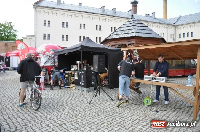 Zdjęcie w galerii na portalu naszraciborz.pl: Kolejny zlot food trucków na raciborskim zamku wiadomości z regionu