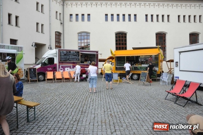Zdjęcie w galerii na portalu naszraciborz.pl: Kolejny zlot food trucków na raciborskim zamku wiadomości z regionu