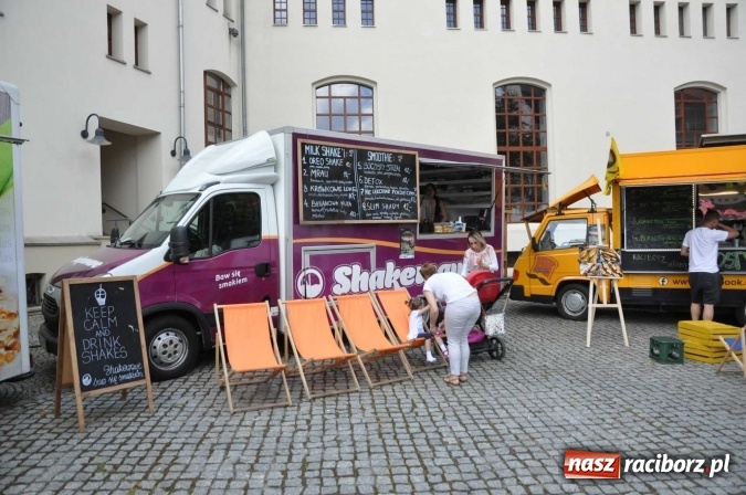 Zdjęcie w galerii na portalu naszraciborz.pl: Kolejny zlot food trucków na raciborskim zamku wiadomości z regionu
