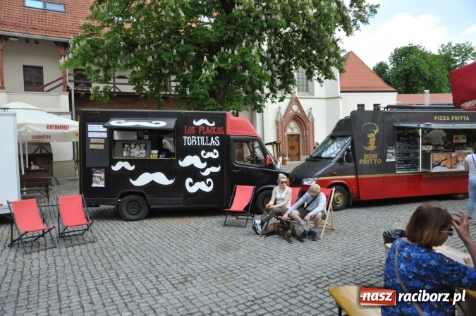 Zdjęcie w galerii na portalu naszraciborz.pl: Kolejny zlot food trucków na raciborskim zamku wiadomości z regionu