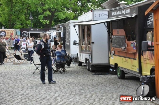 Zdjęcie w galerii na portalu naszraciborz.pl: Kolejny zlot food trucków na raciborskim zamku wiadomości z regionu