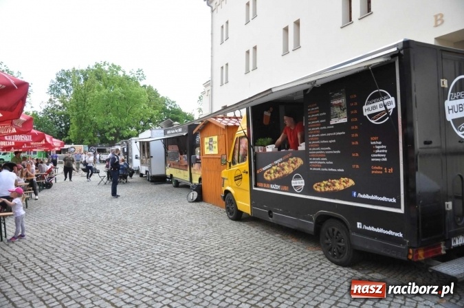 Zdjęcie w galerii na portalu naszraciborz.pl: Kolejny zlot food trucków na raciborskim zamku wiadomości z regionu