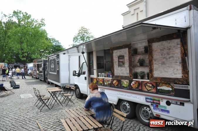 Zdjęcie w galerii na portalu naszraciborz.pl: Kolejny zlot food trucków na raciborskim zamku wiadomości z regionu