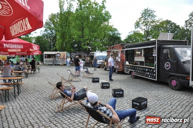 Zdjęcie w galerii na portalu naszraciborz.pl: Kolejny zlot food trucków na raciborskim zamku wiadomości z regionu