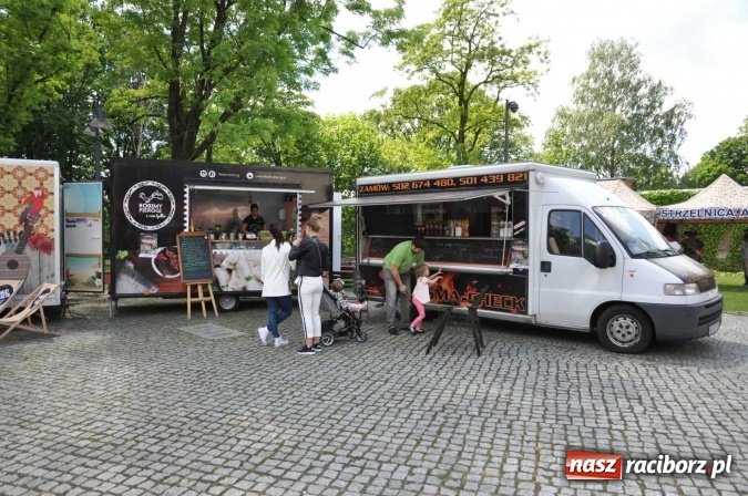 Zdjęcie w galerii na portalu naszraciborz.pl: Kolejny zlot food trucków na raciborskim zamku wiadomości z regionu