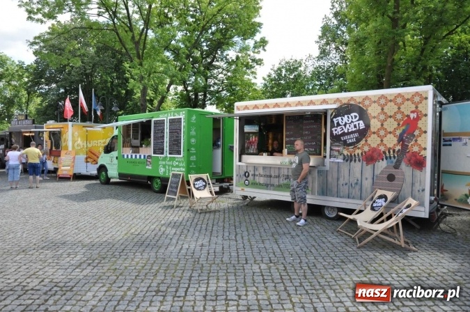 Zdjęcie w galerii na portalu naszraciborz.pl: Kolejny zlot food trucków na raciborskim zamku wiadomości z regionu