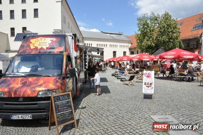 Zdjęcie w galerii na portalu naszraciborz.pl: Kolejny zlot food trucków na raciborskim zamku wiadomości z regionu