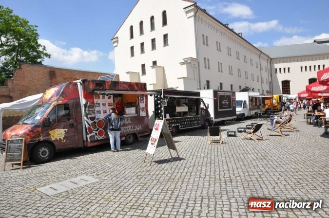 Zdjęcie w galerii na portalu naszraciborz.pl: Kolejny zlot food trucków na raciborskim zamku wiadomości z regionu