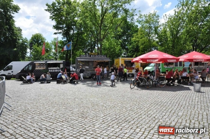 Zdjęcie w galerii na portalu naszraciborz.pl: Kolejny zlot food trucków na raciborskim zamku wiadomości z regionu