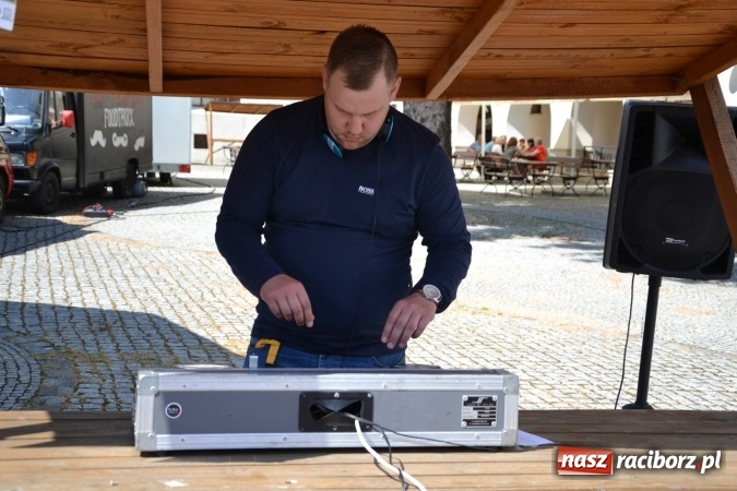 Zdjęcie w galerii na portalu naszraciborz.pl: Kolejny zlot food trucków na raciborskim zamku wiadomości z regionu