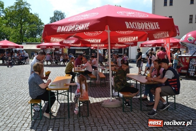 Zdjęcie w galerii na portalu naszraciborz.pl: Kolejny zlot food trucków na raciborskim zamku wiadomości z regionu