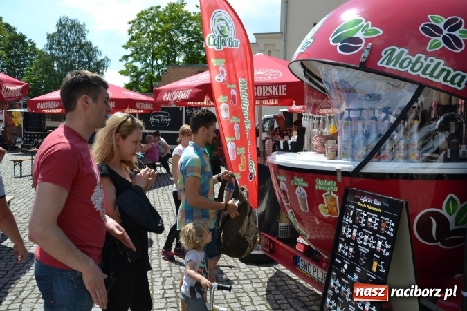 Zdjęcie w galerii na portalu naszraciborz.pl: Kolejny zlot food trucków na raciborskim zamku wiadomości z regionu