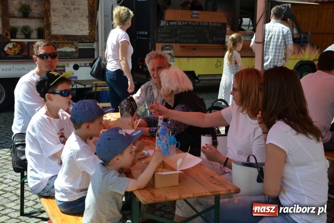 Zdjęcie w galerii na portalu naszraciborz.pl: Kolejny zlot food trucków na raciborskim zamku wiadomości z regionu