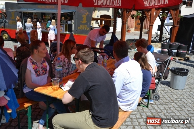 Zdjęcie w galerii na portalu naszraciborz.pl: Kolejny zlot food trucków na raciborskim zamku wiadomości z regionu