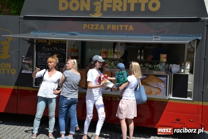Zdjęcie w galerii na portalu naszraciborz.pl: Kolejny zlot food trucków na raciborskim zamku wiadomości z regionu