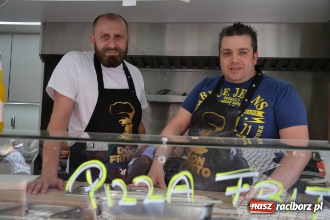 Zdjęcie w galerii na portalu naszraciborz.pl: Kolejny zlot food trucków na raciborskim zamku wiadomości z regionu