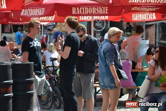 Zdjęcie w galerii na portalu naszraciborz.pl: Kolejny zlot food trucków na raciborskim zamku wiadomości z regionu