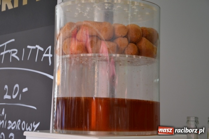 Zdjęcie w galerii na portalu naszraciborz.pl: Kolejny zlot food trucków na raciborskim zamku wiadomości z regionu