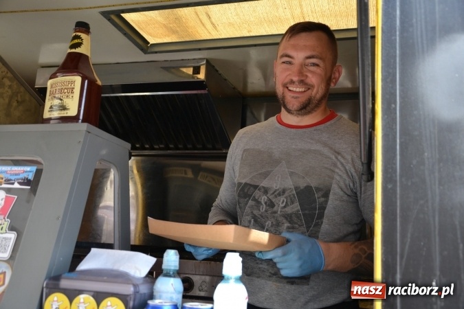 Zdjęcie w galerii na portalu naszraciborz.pl: Kolejny zlot food trucków na raciborskim zamku wiadomości z regionu