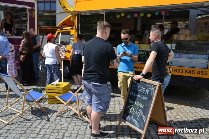Zdjęcie w galerii na portalu naszraciborz.pl: Kolejny zlot food trucków na raciborskim zamku wiadomości z regionu