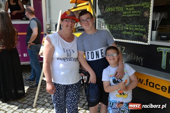 Zdjęcie w galerii na portalu naszraciborz.pl: Kolejny zlot food trucków na raciborskim zamku wiadomości z regionu