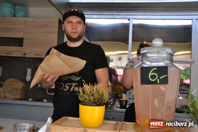 Zdjęcie w galerii na portalu naszraciborz.pl: Kolejny zlot food trucków na raciborskim zamku wiadomości z regionu