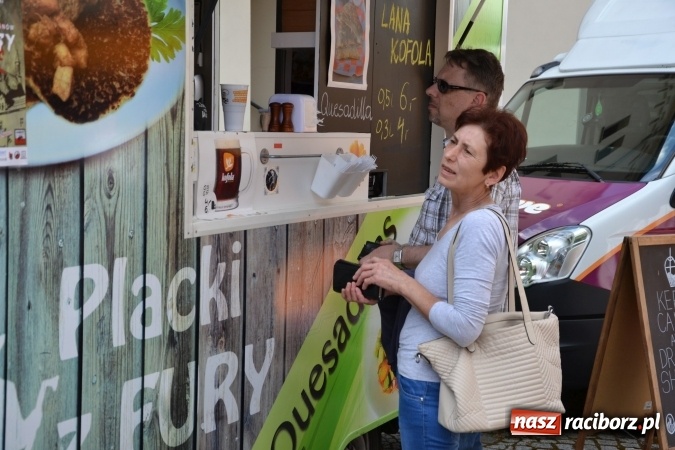 Zdjęcie w galerii na portalu naszraciborz.pl: Kolejny zlot food trucków na raciborskim zamku wiadomości z regionu