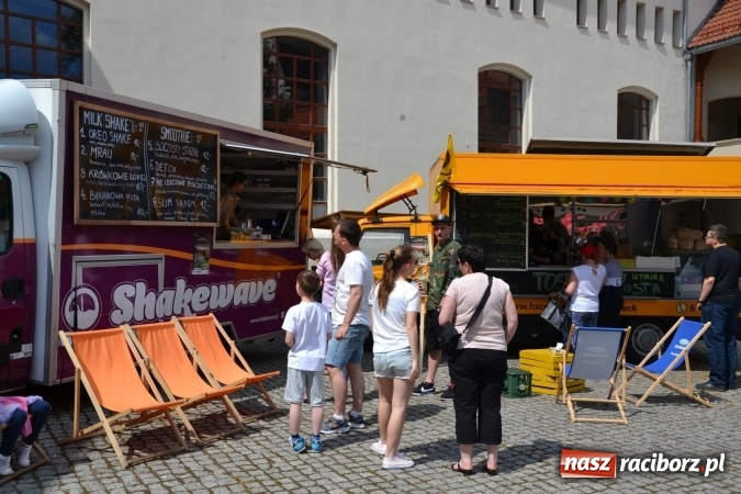 Zdjęcie w galerii na portalu naszraciborz.pl: Kolejny zlot food trucków na raciborskim zamku wiadomości z regionu