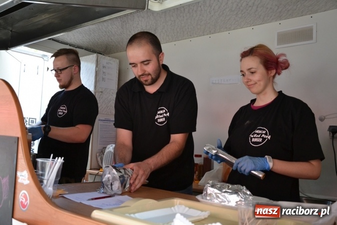 Zdjęcie w galerii na portalu naszraciborz.pl: Kolejny zlot food trucków na raciborskim zamku wiadomości z regionu