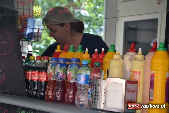 Zdjęcie w galerii na portalu naszraciborz.pl: Kolejny zlot food trucków na raciborskim zamku wiadomości z regionu