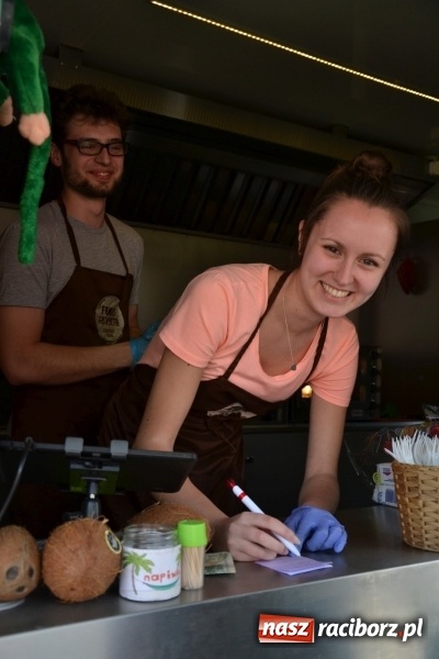 Zdjęcie w galerii na portalu naszraciborz.pl: Kolejny zlot food trucków na raciborskim zamku wiadomości z regionu