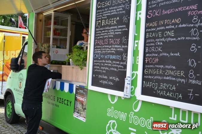 Zdjęcie w galerii na portalu naszraciborz.pl: Kolejny zlot food trucków na raciborskim zamku wiadomości z regionu