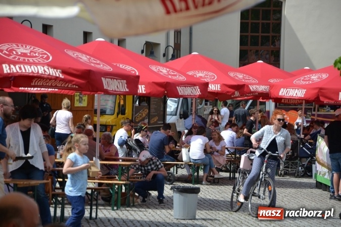 Zdjęcie w galerii na portalu naszraciborz.pl: Kolejny zlot food trucków na raciborskim zamku wiadomości z regionu