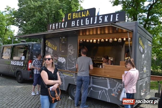 Zdjęcie w galerii na portalu naszraciborz.pl: Kolejny zlot food trucków na raciborskim zamku wiadomości z regionu