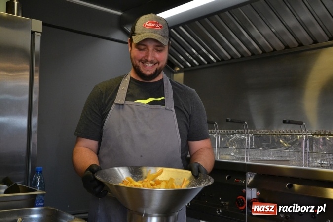 Zdjęcie w galerii na portalu naszraciborz.pl: Kolejny zlot food trucków na raciborskim zamku wiadomości z regionu