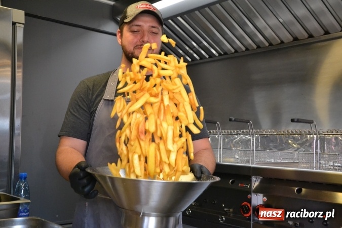 Zdjęcie w galerii na portalu naszraciborz.pl: Kolejny zlot food trucków na raciborskim zamku wiadomości z regionu