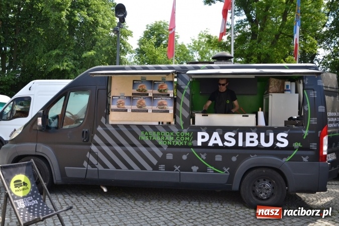 Zdjęcie w galerii na portalu naszraciborz.pl: Kolejny zlot food trucków na raciborskim zamku wiadomości z regionu