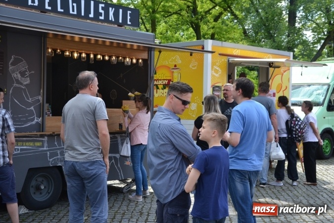 Zdjęcie w galerii na portalu naszraciborz.pl: Kolejny zlot food trucków na raciborskim zamku wiadomości z regionu